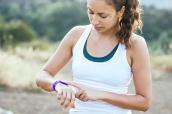 Frau-mit-Fitnessarmband