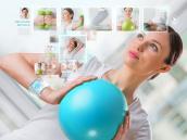 Frau-Fitnessapp-Ball