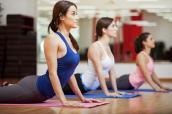 Drei Frauen Yogakurs