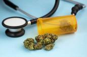 Medizinalhanf mit Stethoskop und Dose