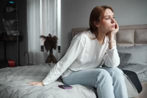 Eine Frau die auf einem Bett sitzt