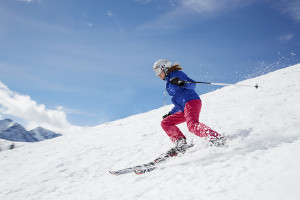 Frau fährt Ski