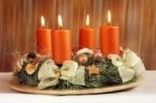 Durch die vielen Kerzen im Advent steigt die Zahl der Brände. Eine Hausratversicherung schützt vor den Folgen.