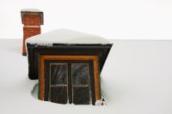 Eine Wohngebäudeversicherung schützt vor Schäden, die durch Schnee, Kälte und Eis verursacht werden.