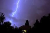 Ein Blitzeinschlag kann Elektrogeräte beschädigen. Die Hausratversicherung zahlt nur, wenn Überspannungsschäden abgedeckt sind.