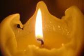 Verursachen unbeaufsichtigte Kerzen einen Brand, muss die Hausratversicherung nicht leisten.
