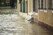 Eine Hausratversicherung mit Elementarschutz deckt Schäden durch Überschwemmung ab.