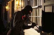 Einbrecher versucht in der Nacht mit einem Stemmeisen ein Fenster aufzubrechen.