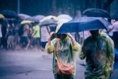Menschen im Regen