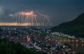 Blitzeinschlag nachts in der Stadt