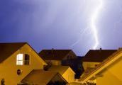 Blitz bei Häusern auf dem Land