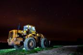 Traktor bei Nacht