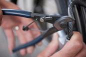 Fahrradschloss, Zange und Hand