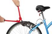 Fahrradschloss an Fahrrad mit Zange