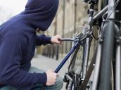 Fahrraddieb mit Brechzange an Rad
