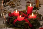 Ein Adventskranz mit vier brennenden Kerzen.