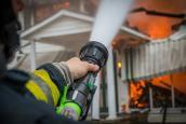 Feuerwehrmann löscht Haus