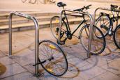 Ein einzelner Fahrradreifen hängt an einem Fahrradständer.