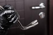 einbrecher-hand-brecheisen