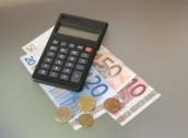 Mit einem Preis-Leistungs-Vergleich kann man bei der Hausratversicherung eine Menge Geld sparen.