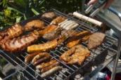 Beim Grillen auf Balkon oder Terrasse sollte man das Risiko Wohnungsbrand nicht außer Acht lassen.