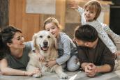 Familie mit Golden Retriever.