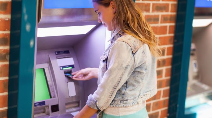 studentin-kreditkarte-geldautomat