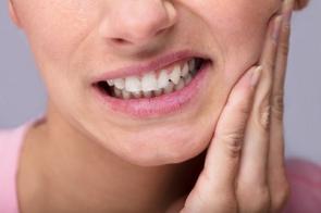 Gebiss von einer Frau mit Zahnschmerzen