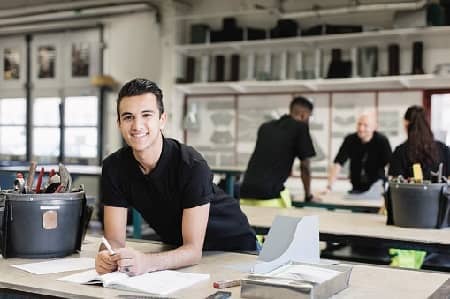 Schüler arbeitet in einer Werkstatt