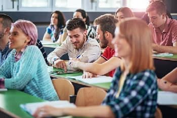 Studenten sitzen in einem Hörsaal.