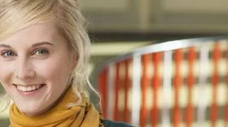 Studentin mit gelbem Schal