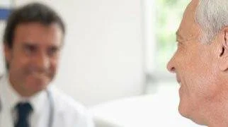 Älterer Mann beim Arzt