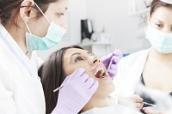 Patientin bei der Zahnbehandlung