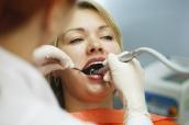 Patientin bei einer Zahnarztbehandlung