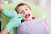 Junge beim Zahnarzt in Behandlung
