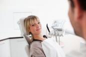 Junge Frau auf Behandlungsstuhl beim Zahnarzt