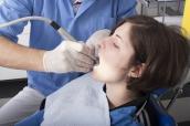 Patientin beim Zahnarzt auf Behandlungsstuhl