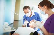 Eine Patientin ist bei einem Zahnarzt in Behandlung.