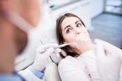 Eine Patientin fürchtet sich vor der Zahnbehandlung.