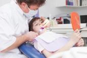 Junge beim Zahnarzt im Behandlungsstuhl