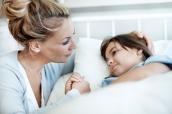 Mutter mit Tochter am Krankenbett
