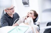Patientin beim Zahnarzt auf Behandlungsstuhl