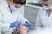 Patientin beim Zahnarzt