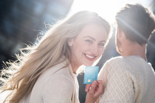 Girokonto für Studenten Eine Frau hält eine Debitkarte