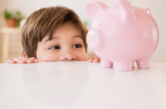 Ein Kind und ein Sparschwein