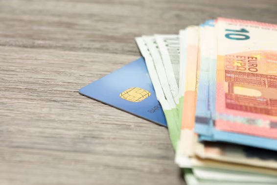 Bankkarte und Geldscheine