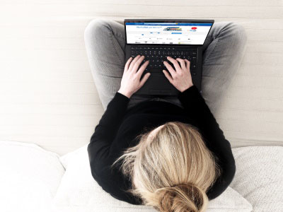Frau vergleicht DSL Tarife online