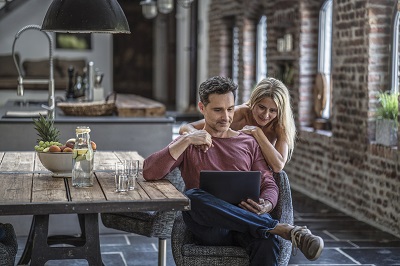 Paar Mann Frau Tablet Computer digitaler Girokonto Umzug online