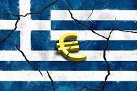 Griechenland-Fahne mit Euro-Zeichen.