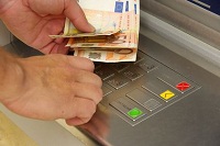 Geld abheben am Geldautomaten.